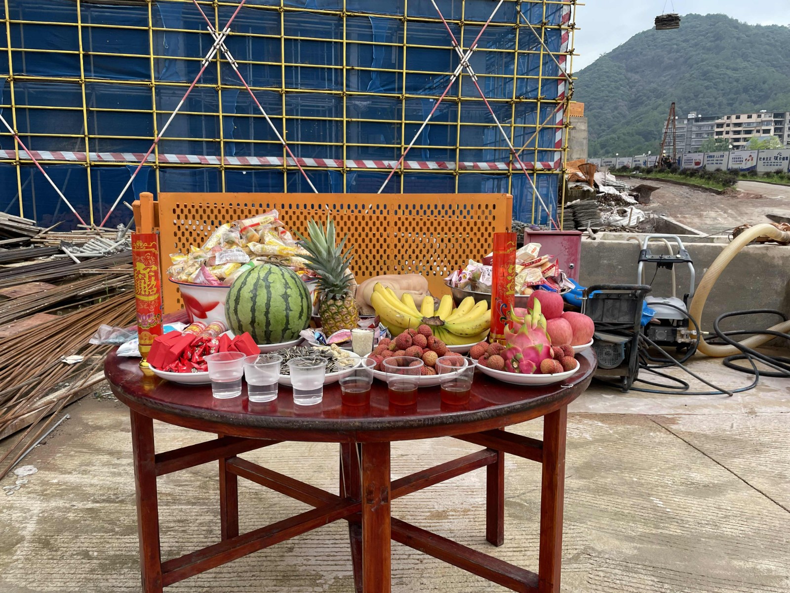易順建工集團(tuán)有限公司承建的福建松溪經(jīng)濟(jì)開(kāi)發(fā)區(qū)東園新型紡織專業(yè)園標(biāo)準(zhǔn)化廠房項(xiàng)目一期工程順利封頂！